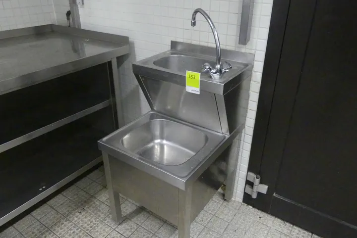 Edelstahl-Handwaschbecken mit Armatur, inkl. Ausgussbecken auf Untergestell